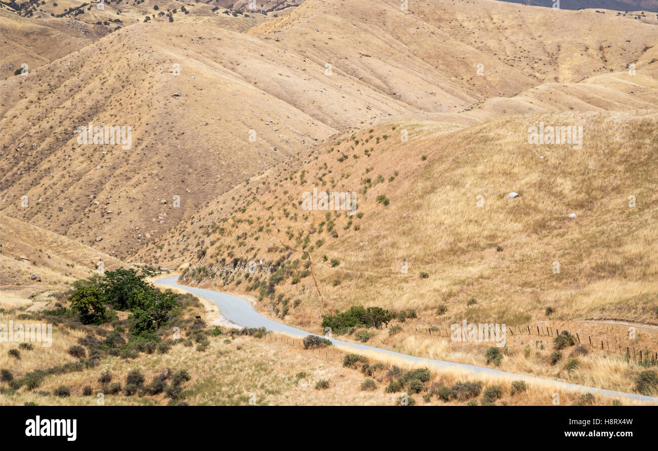 Caliente, Californie - une route de campagne dans les collines du désert. Banque D'Images