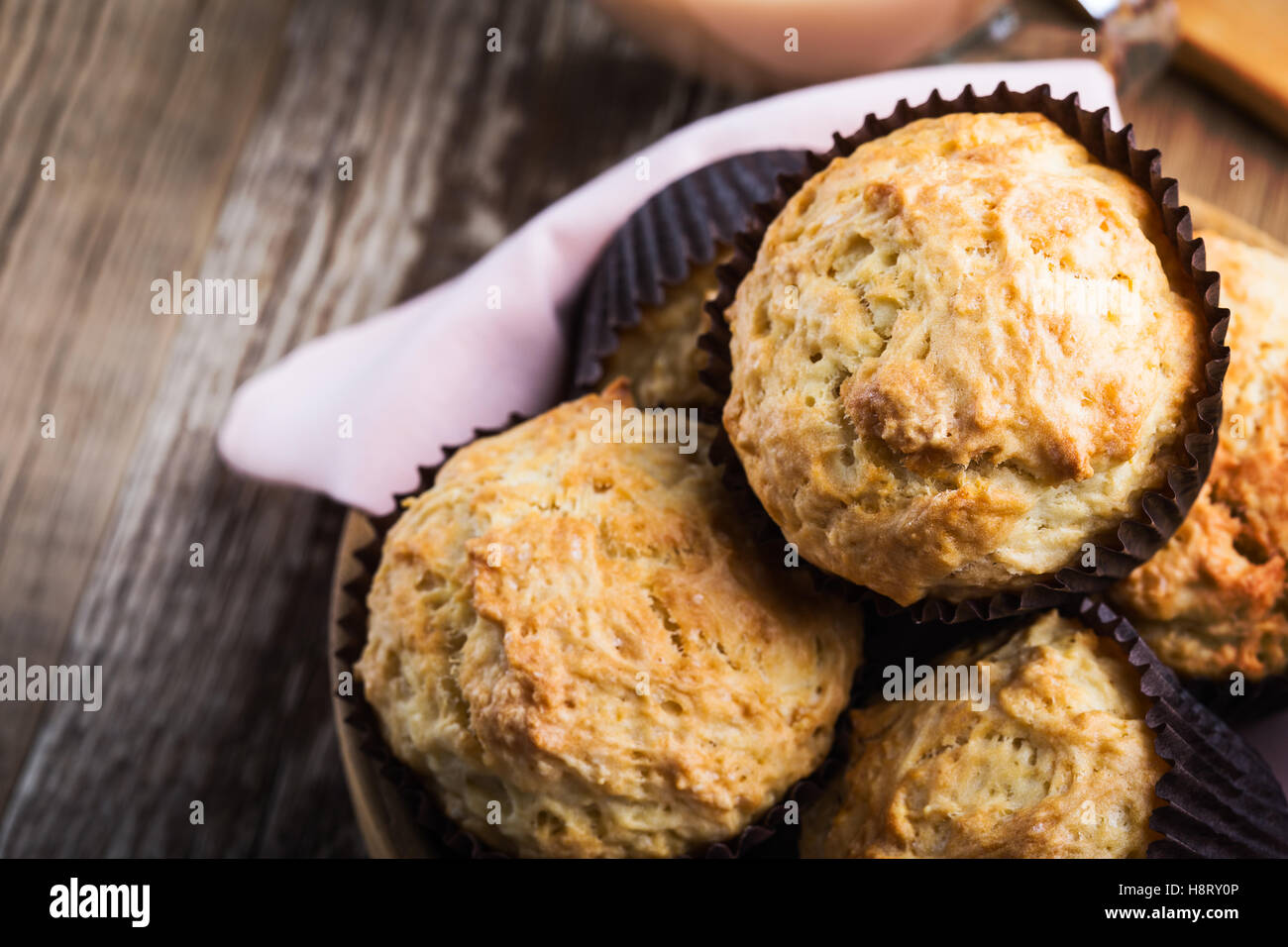 Des muffins au bol en bois sur table en bois rustique Banque D'Images