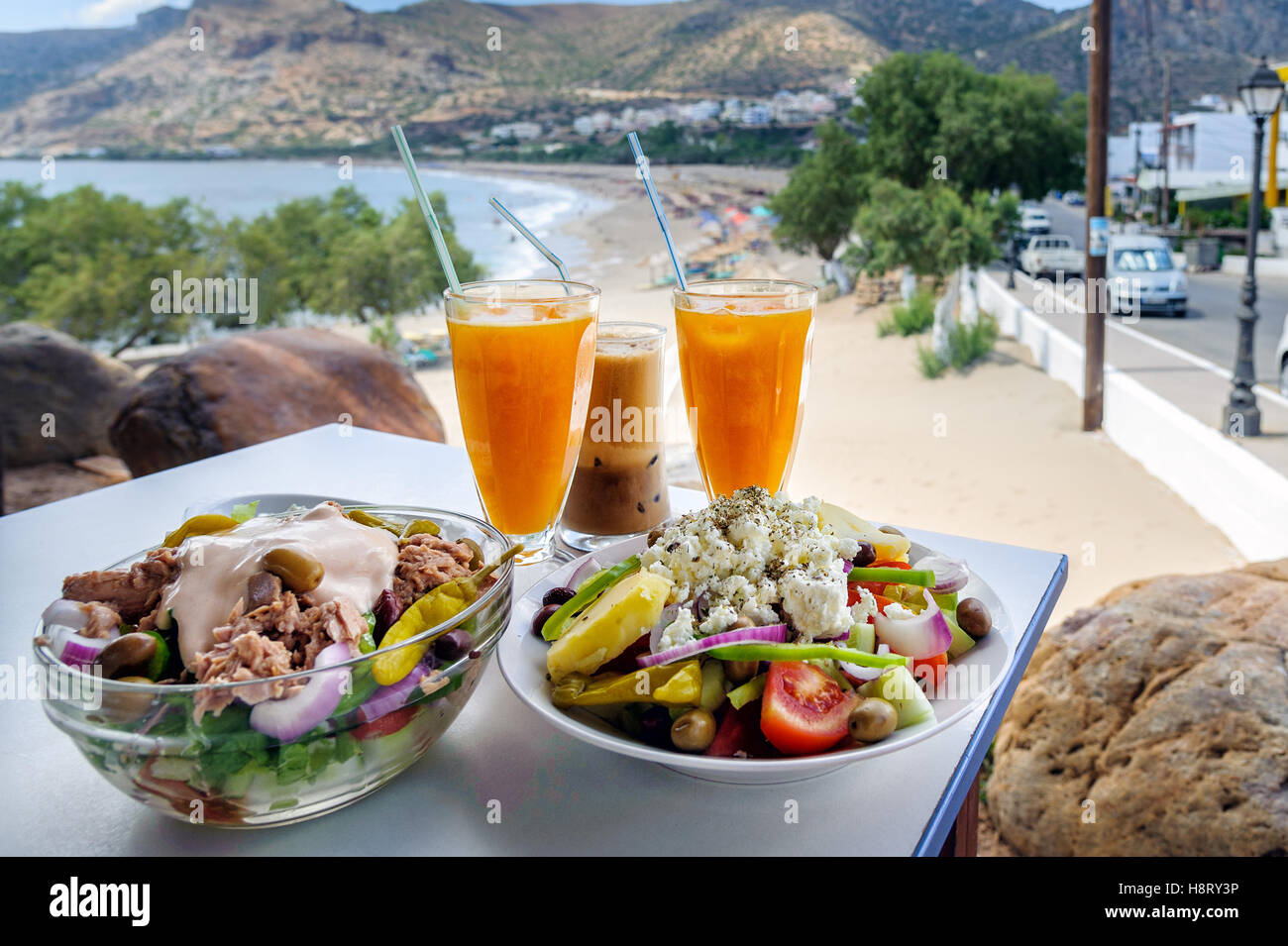La cuisine grecque traditionnelle et le jus d'orange Banque D'Images