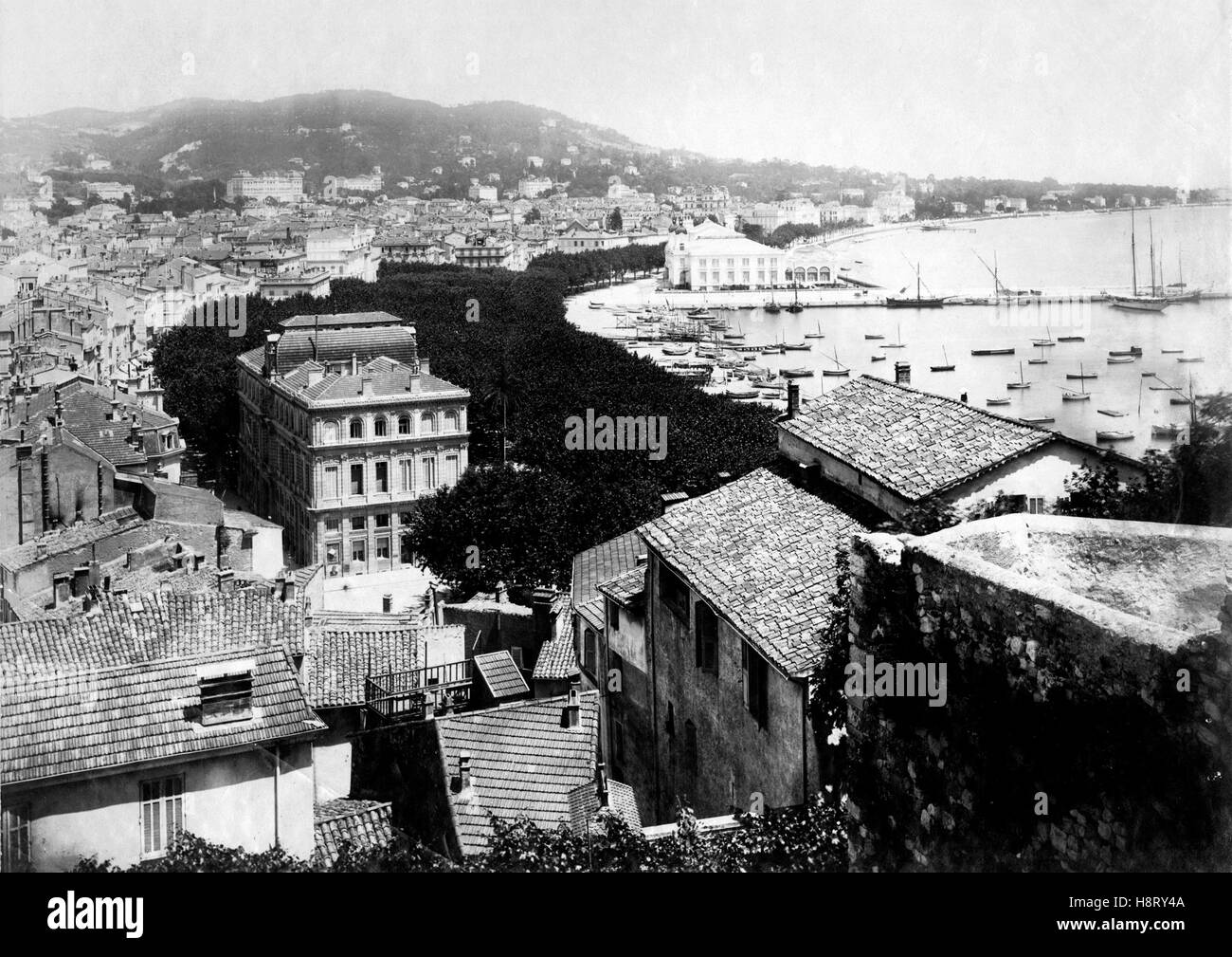 AJAXNETPHOTO. 1910 (environ). CANNES, FRANCE. - Vue SUR LE VIEUX PORT, LA BAIE ET LA VILLE, début 20ème siècle. photo:AJAX VINTAGE PHOTO LIBRARY © COPYRIGHT IMAGE NUMÉRIQUE ACTUALITÉS AJAX & FEATURE SERVICE REF:AVL  CANNES 1910 Banque D'Images