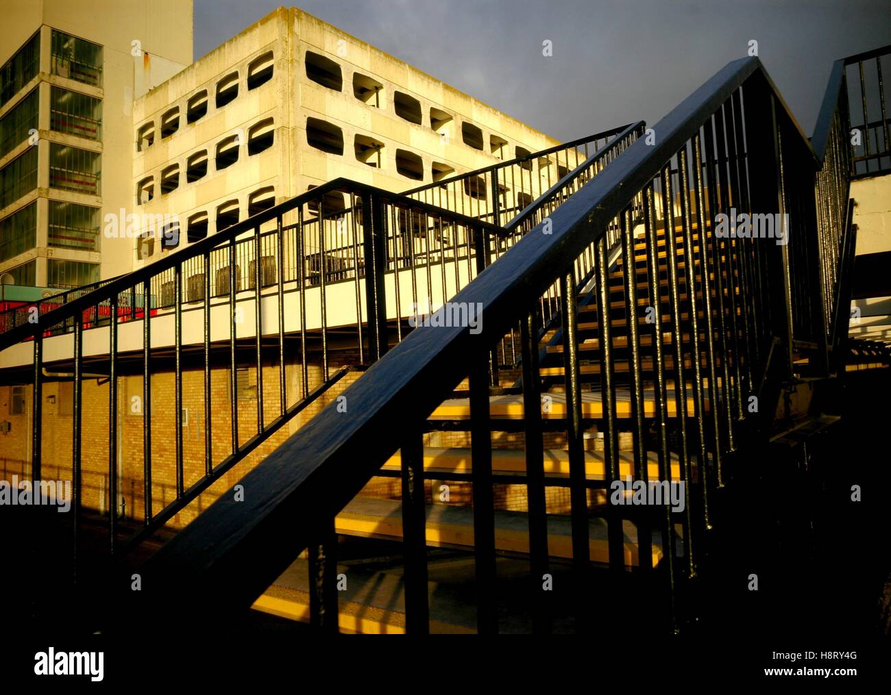 AJAXNETPHOTO. 2012. WORTHING, Angleterre. - Économiseur d'espace - GRAFTON PLUSIEURS ÉTAGES DANS LA VILLE. PHOTO:JONATHAN EASTLAND/AJAX REF:R122902 2178 Banque D'Images