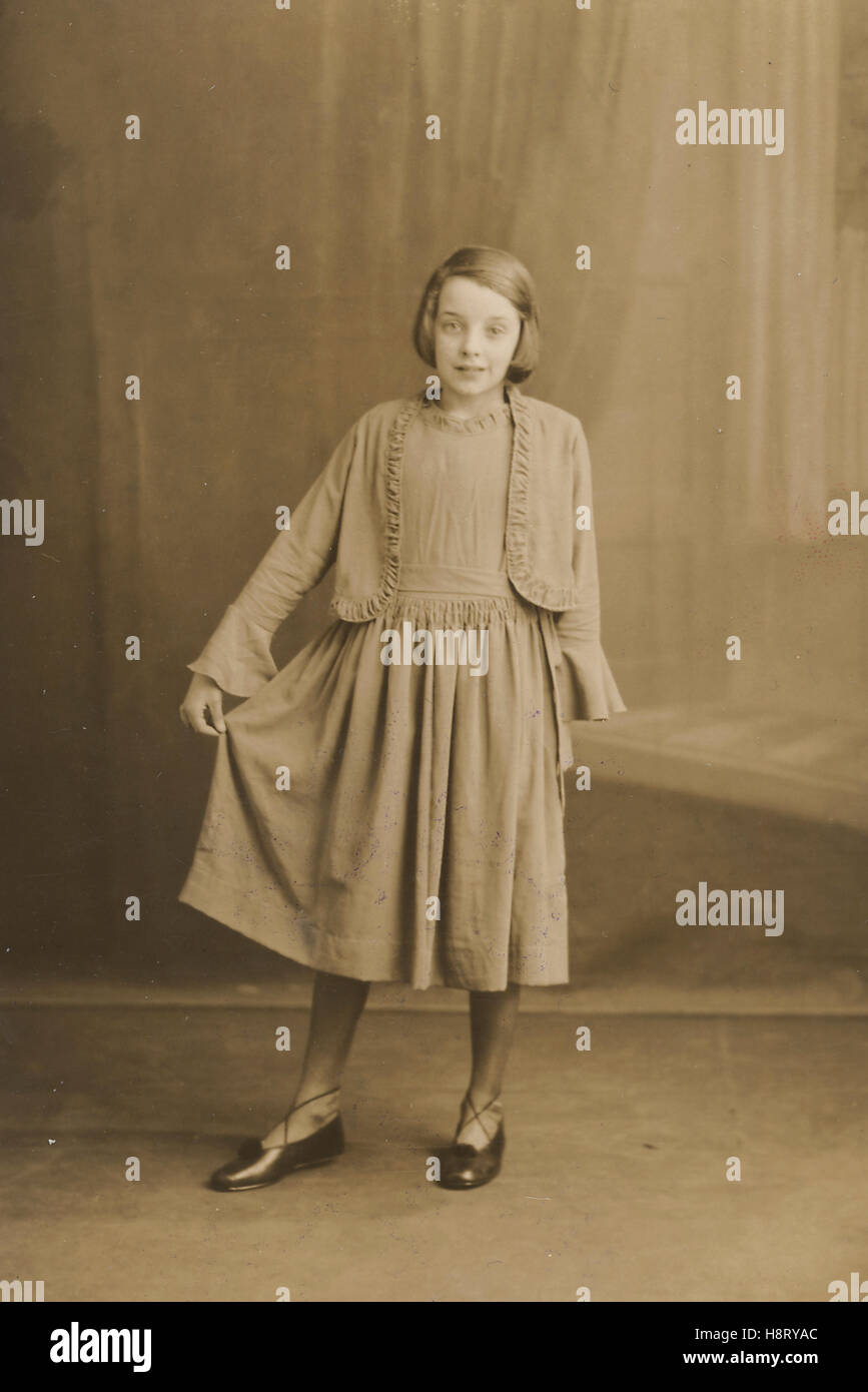 Photo Ancienne De Studio – Petite Fille Avec Robe Et Nœud Blanc – Tirage Original