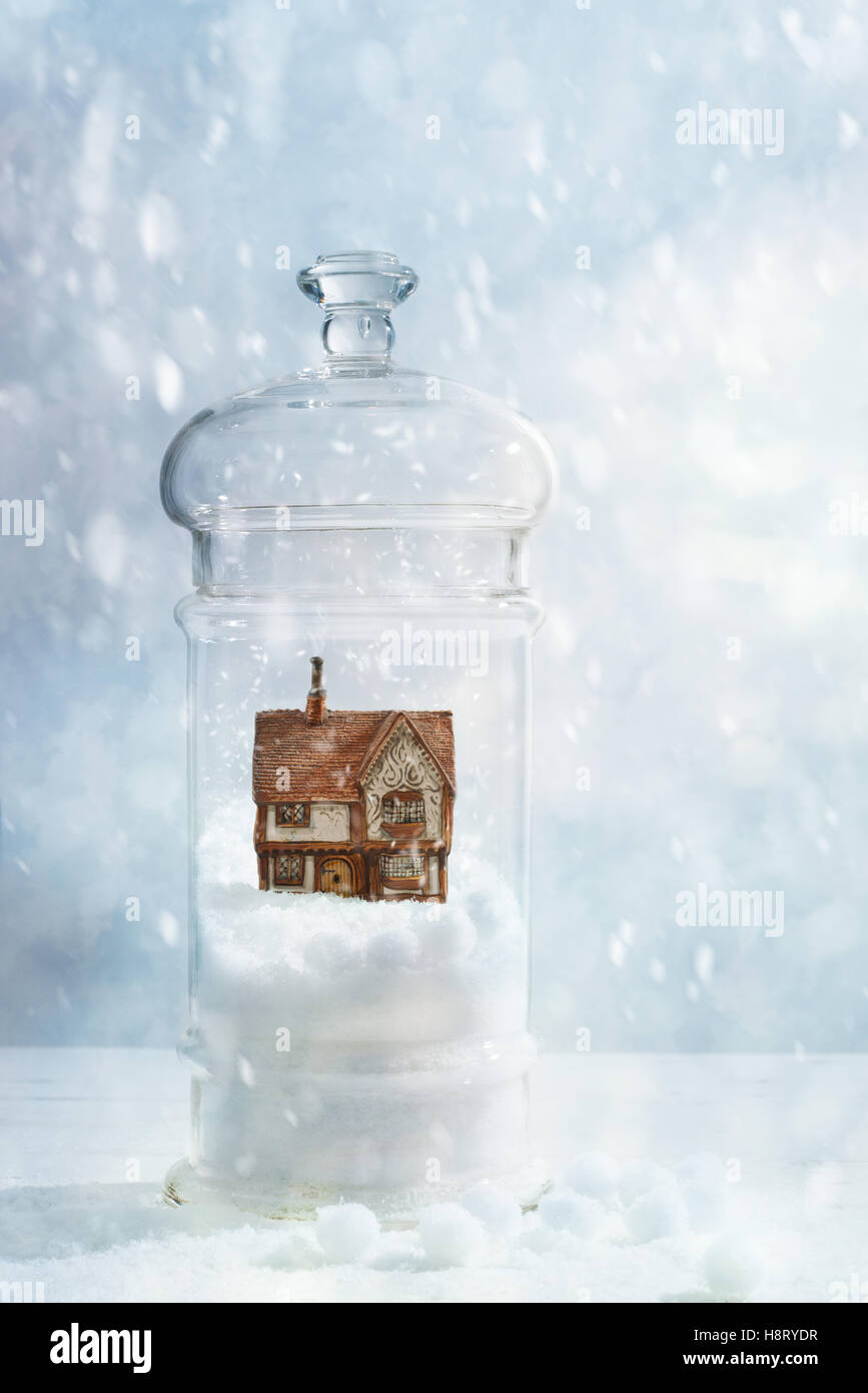 Snow globe avec country cottage Banque D'Images
