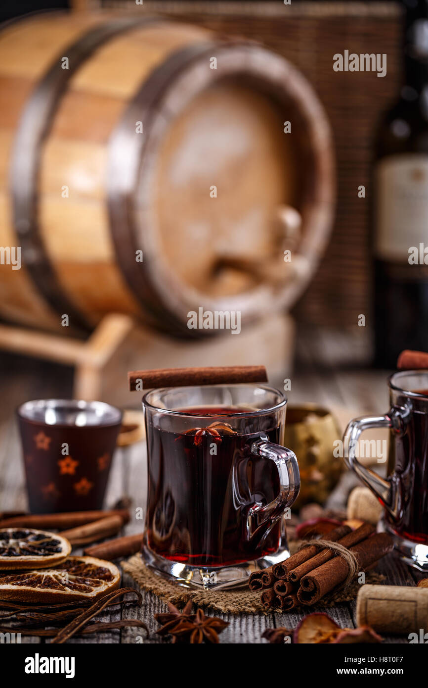 Vin chaud à la cannelle et anis étoile Banque D'Images