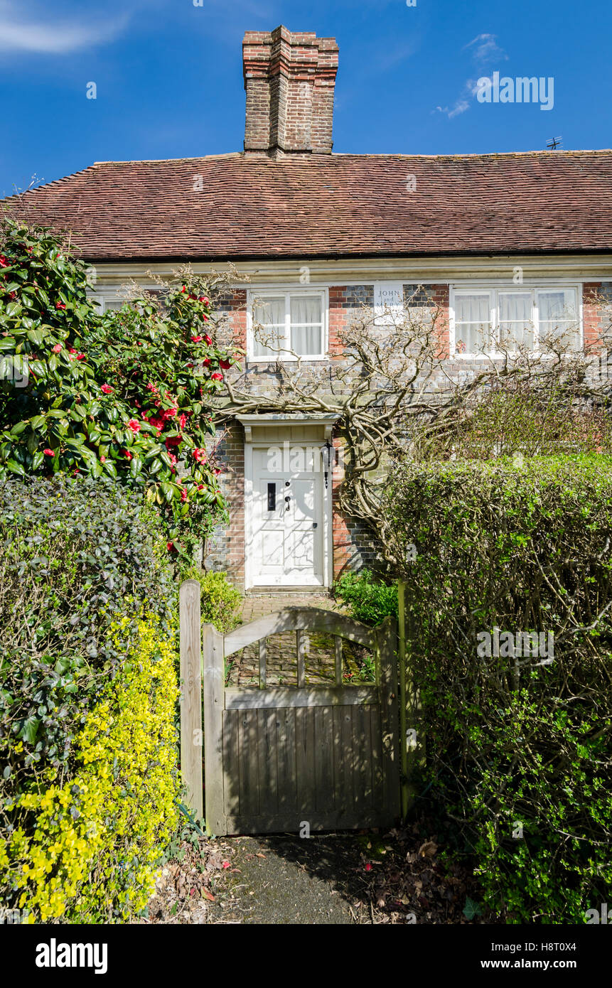 La porte et entrée d'une maison de village dans le Kent, UK Banque D'Images