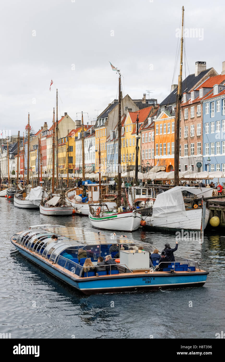 Maisons colorées le long du canal de Nyhavn à Copenhague, Danemark Banque D'Images