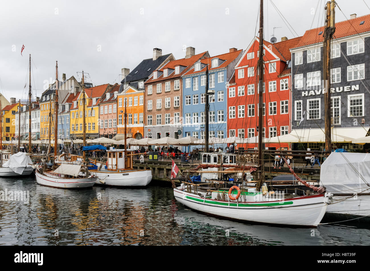 Maisons colorées le long du canal de Nyhavn à Copenhague, Danemark Banque D'Images