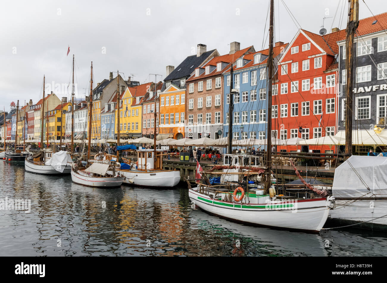 Maisons colorées le long du canal de Nyhavn à Copenhague, Danemark Banque D'Images
