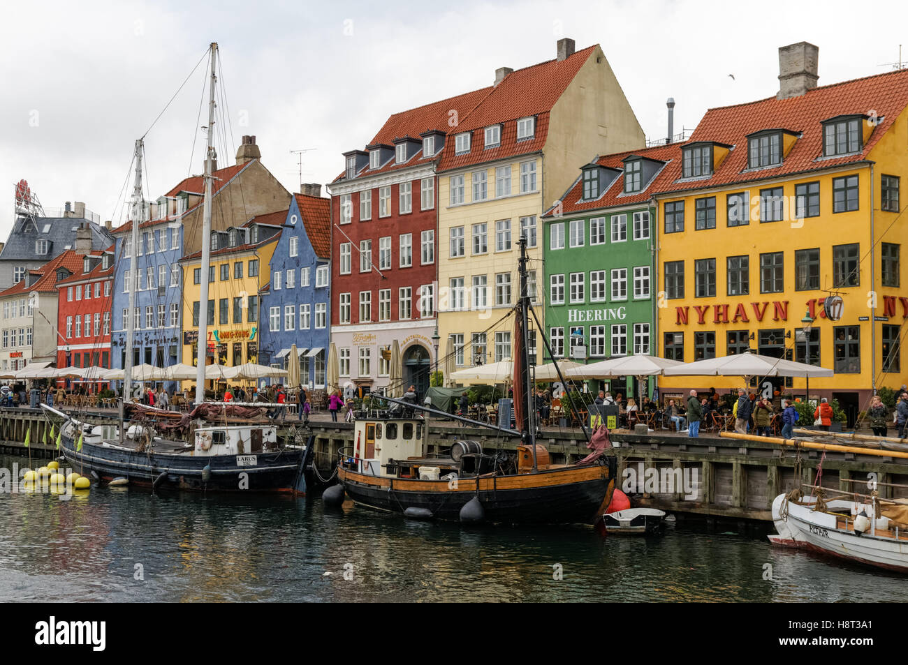 Maisons colorées le long du canal de Nyhavn à Copenhague, Danemark Banque D'Images