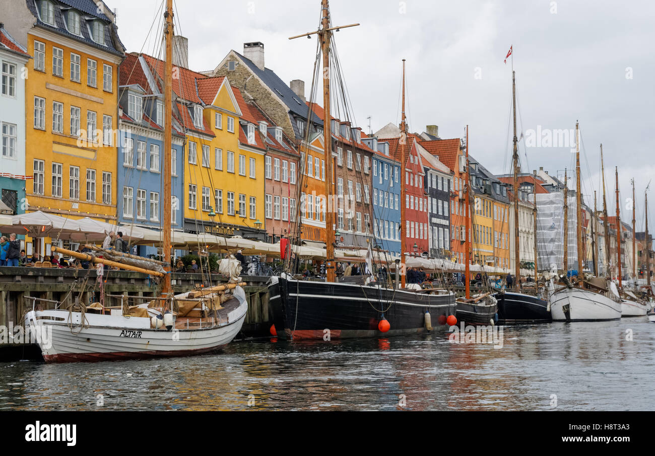 Maisons colorées le long du canal de Nyhavn à Copenhague, Danemark Banque D'Images
