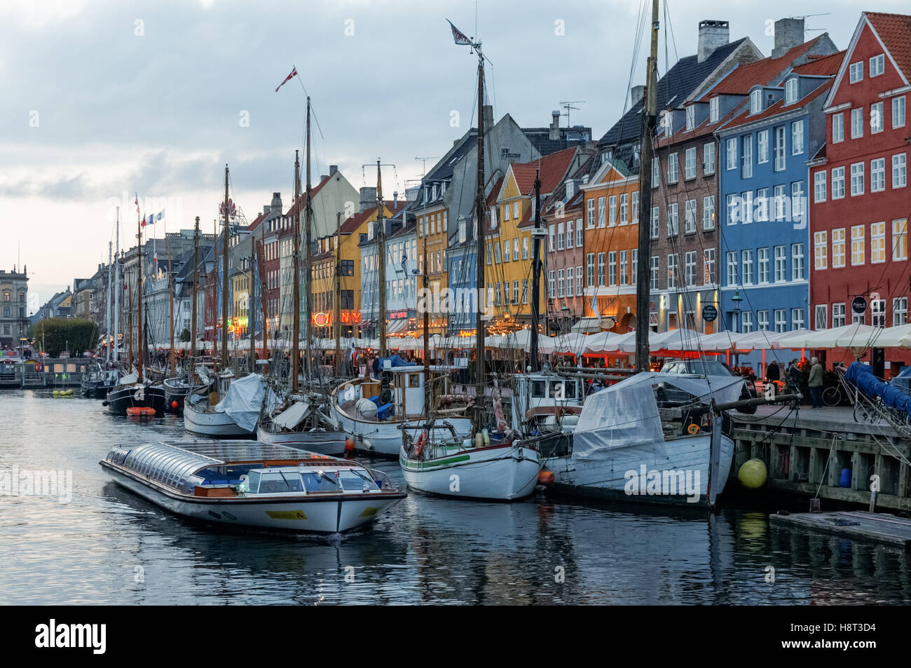 Maisons colorées le long du canal de Nyhavn à Copenhague, Danemark Banque D'Images