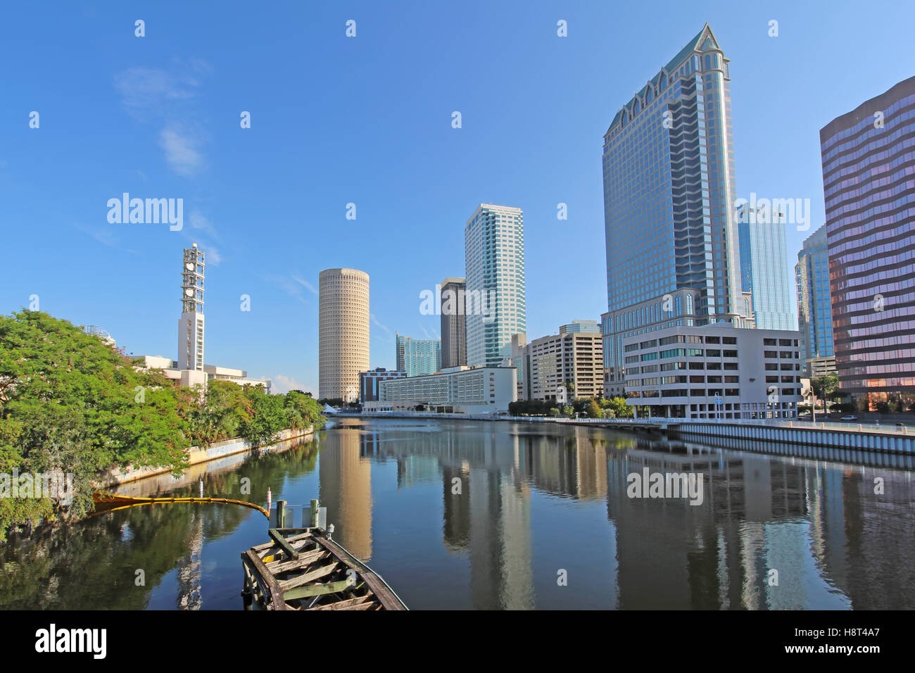 Tampa, Floride partielle avec les toits de bâtiments commerciaux et de Riverwalk Park Banque D'Images