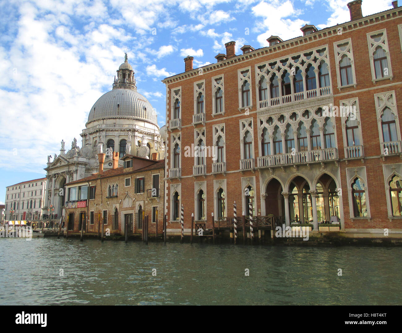 Basilica di Santa Maria della Salute et de superbes Architectures de style vénitien le long du Grand Canal de Venise, Italie Banque D'Images