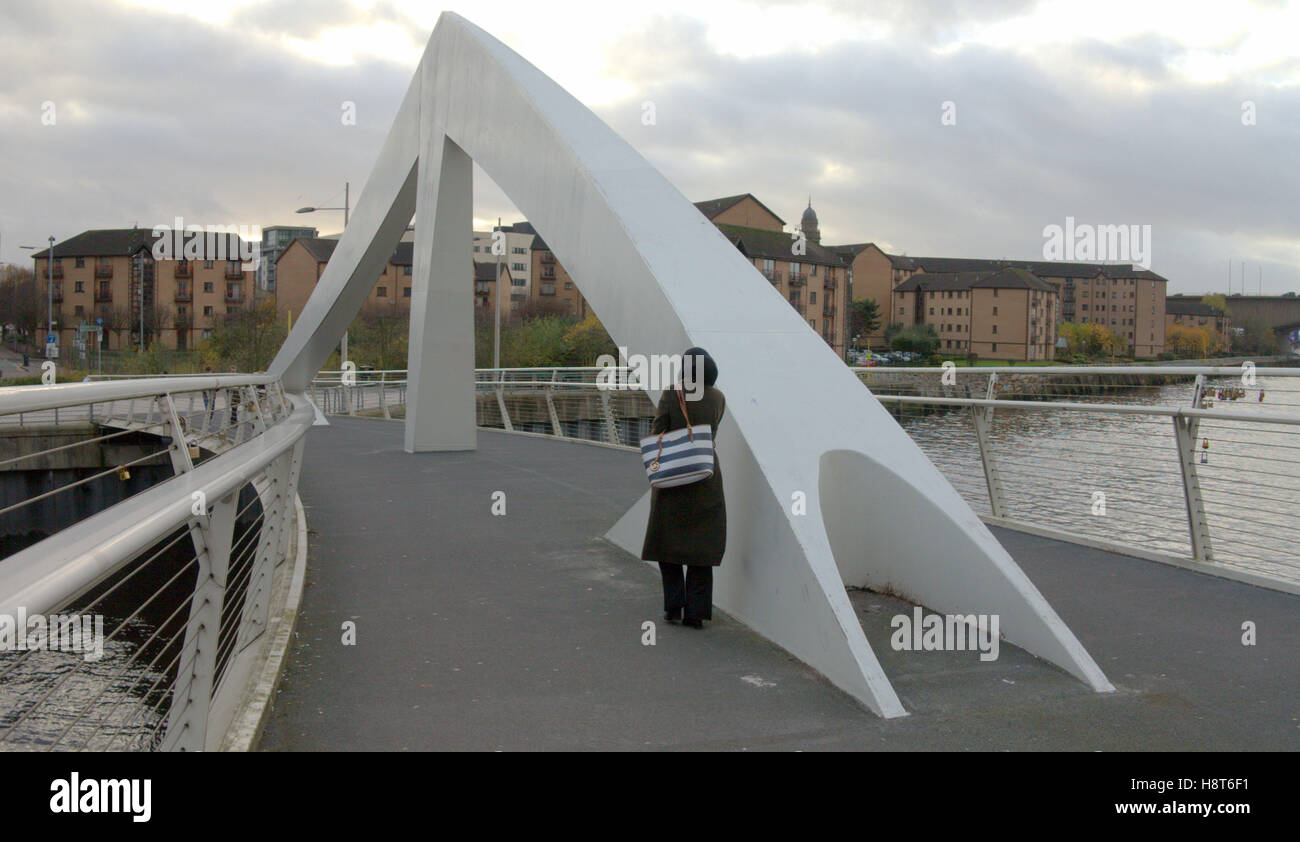 Squiggly Bridge River Clyde glasgow hijab burqa pour fille sur le pont mobile Tradeston Banque D'Images