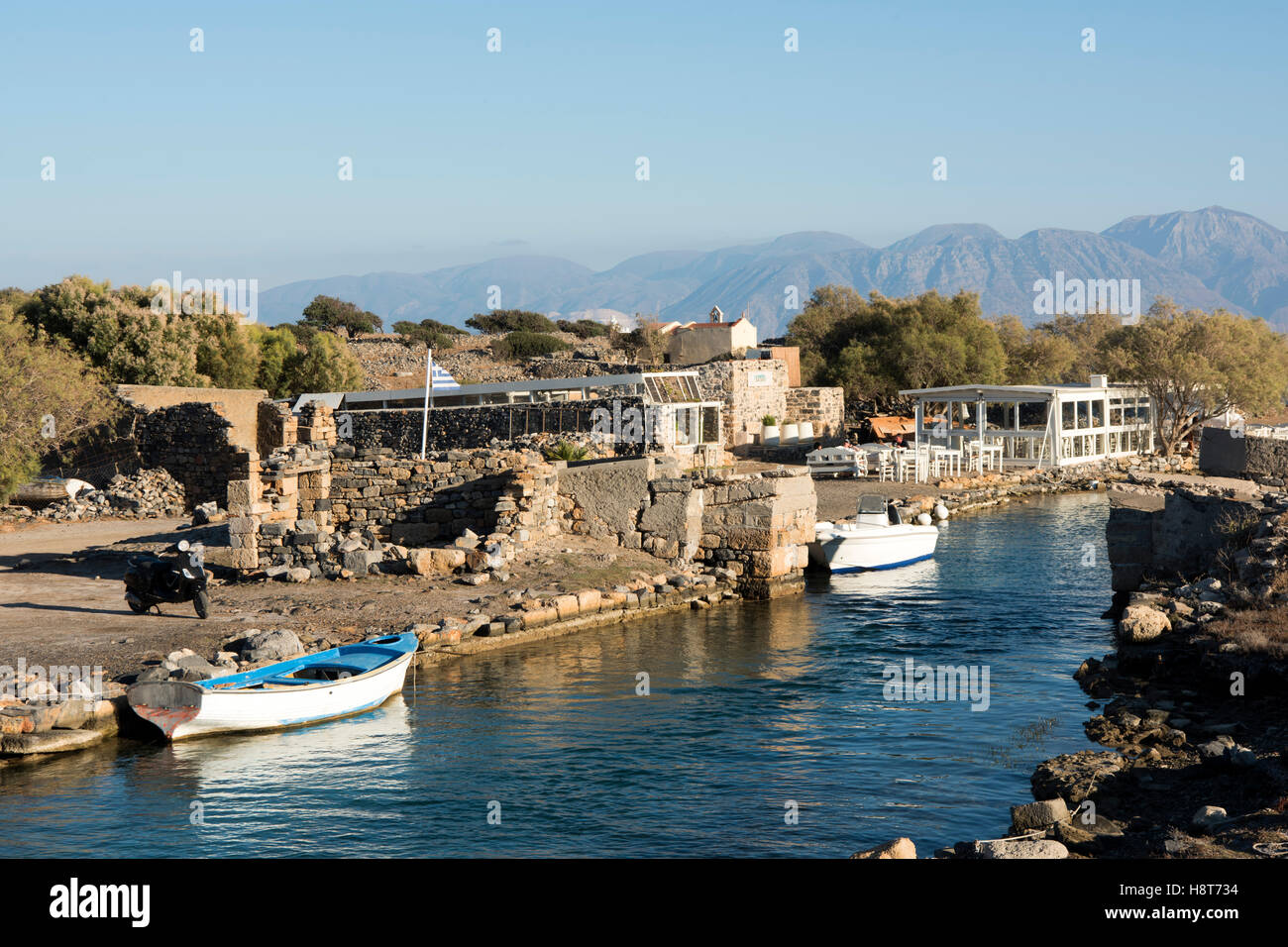 Spanien, Kreta, Elounda, Restaurant Kanali auf der Halbinsel Spinalonga  (auch) Kolokytha im Golf von Mirabello. Davor der 1 Photo Stock - Alamy