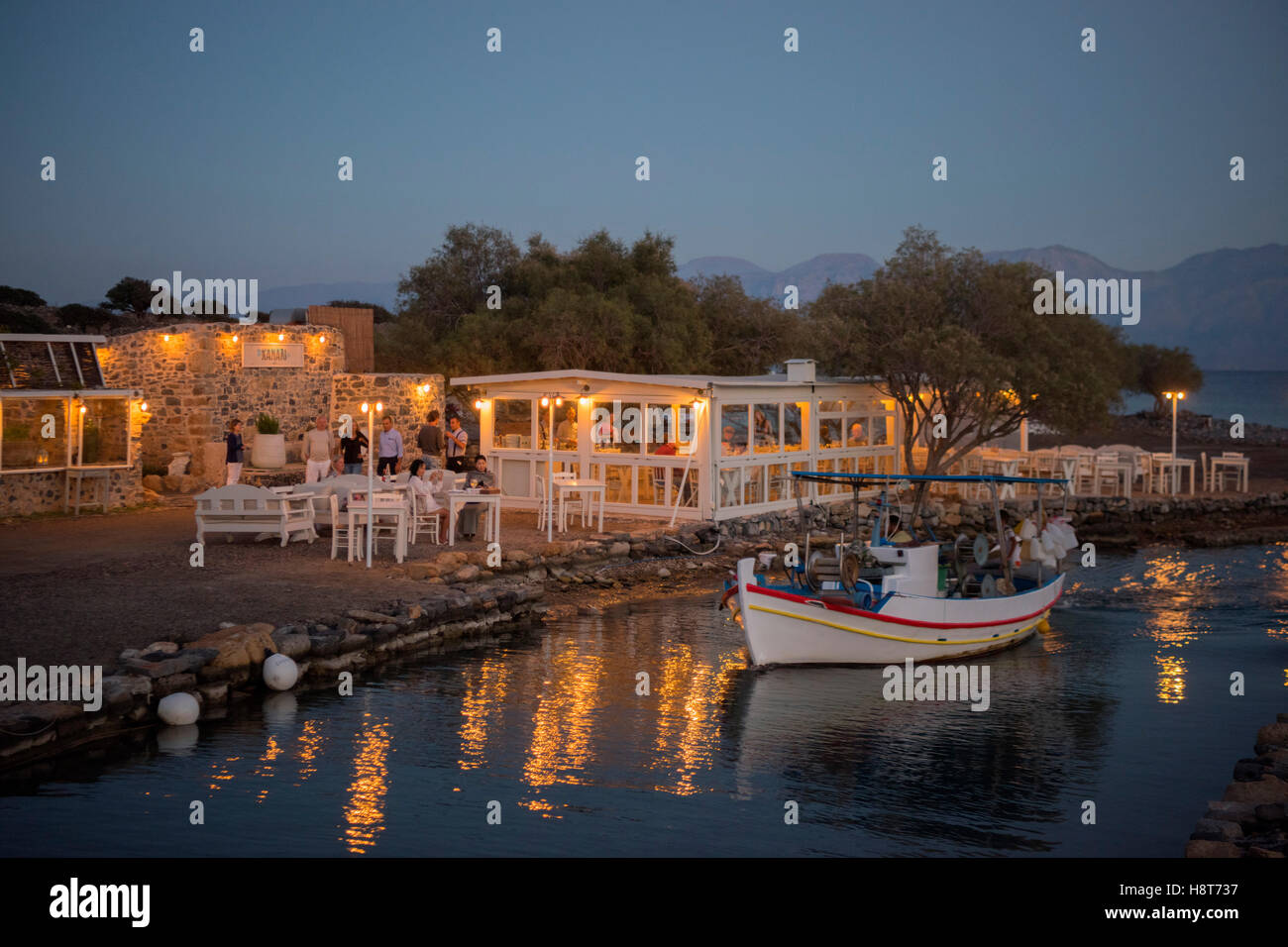 Spanien, Kreta, Elounda, Restaurant Kanali auf der Halbinsel Spinalonga  (auch) Kolokytha im Golf von Mirabello. Davor der 1 Photo Stock - Alamy