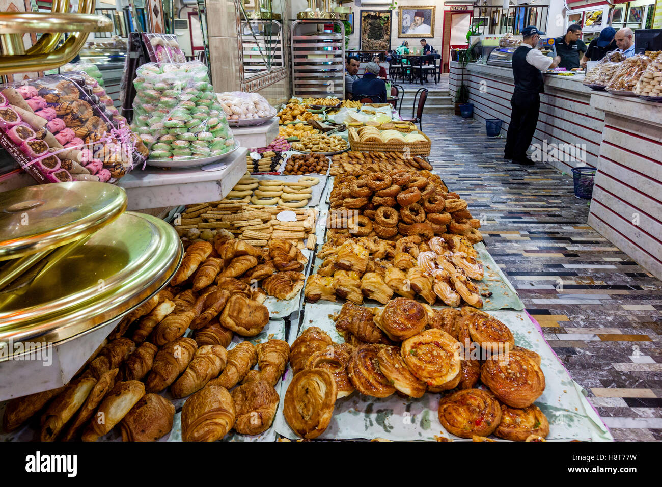 L'intérieur de la pâtisserie de Dallas, Tétouan, Maroc Banque D'Images