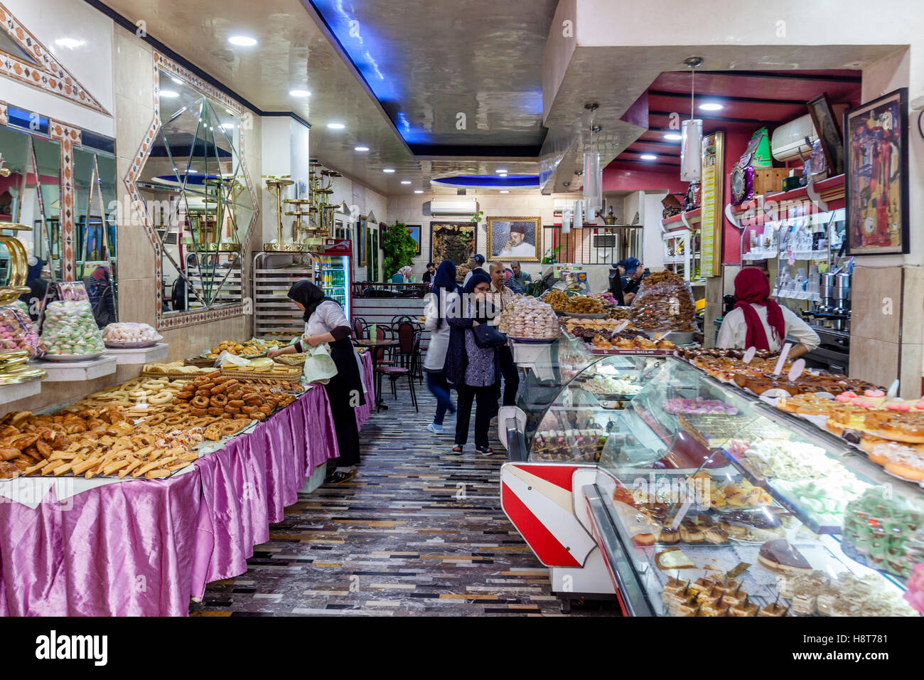 L'intérieur de la pâtisserie de Dallas, Tétouan, Maroc Banque D'Images