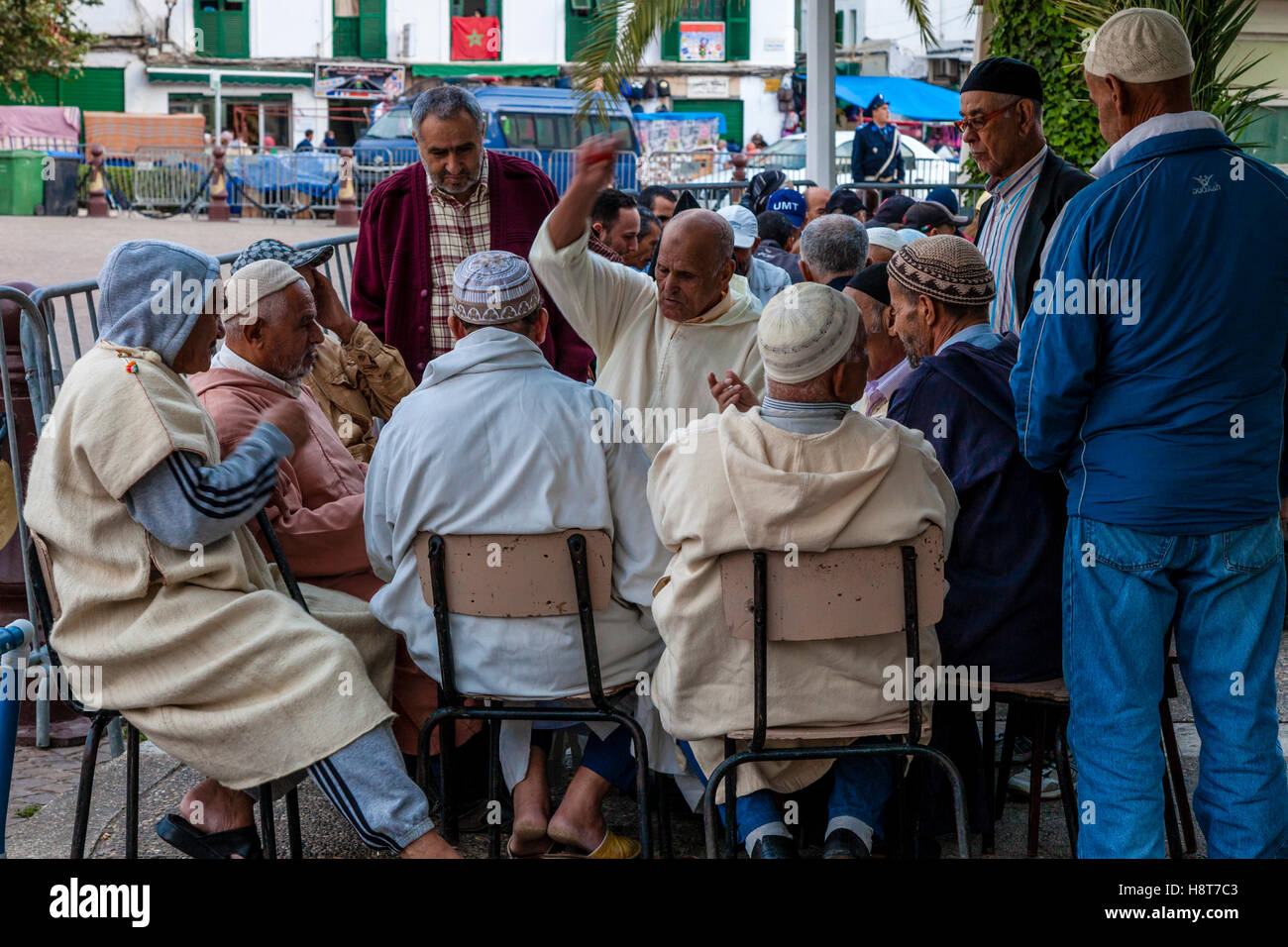 Les hommes de jouer un jeu de société traditionnel dans la rue, Tétouan, Maroc Banque D'Images