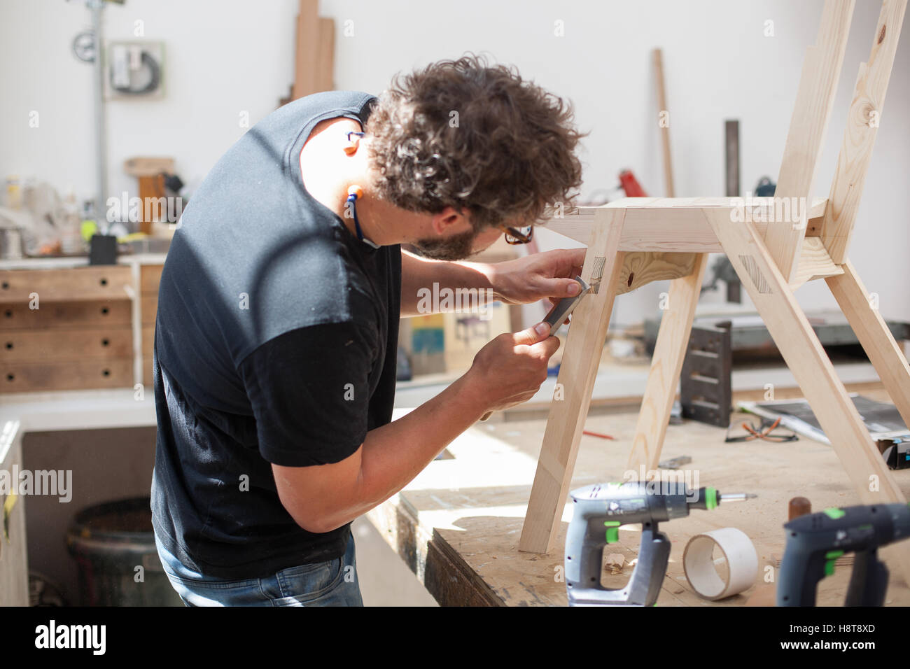 Designer de meubles bouilloire travaillant dans son atelier Banque D'Images