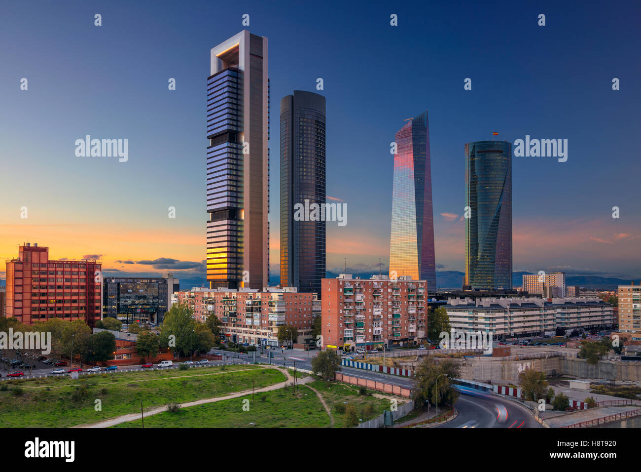 Madrid. Image de Madrid, Espagne quartier financier avec les gratte-ciel modernes au coucher du soleil. Banque D'Images