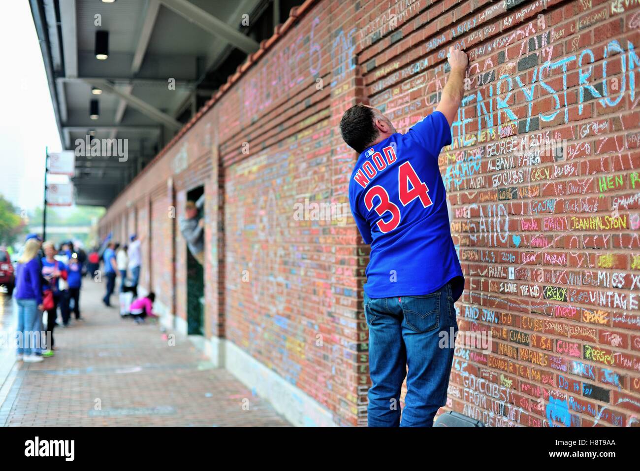 Pendant les éliminatoires et, en particulier la série, Wrigley Field est devenu un lieu de murs poster des milliers de messages à la craie. Chicago, Illinois, USA. Banque D'Images