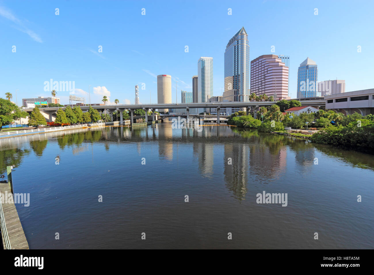 Tampa, Floride partielle avec skyline Park USF et les bâtiments commerciaux Banque D'Images