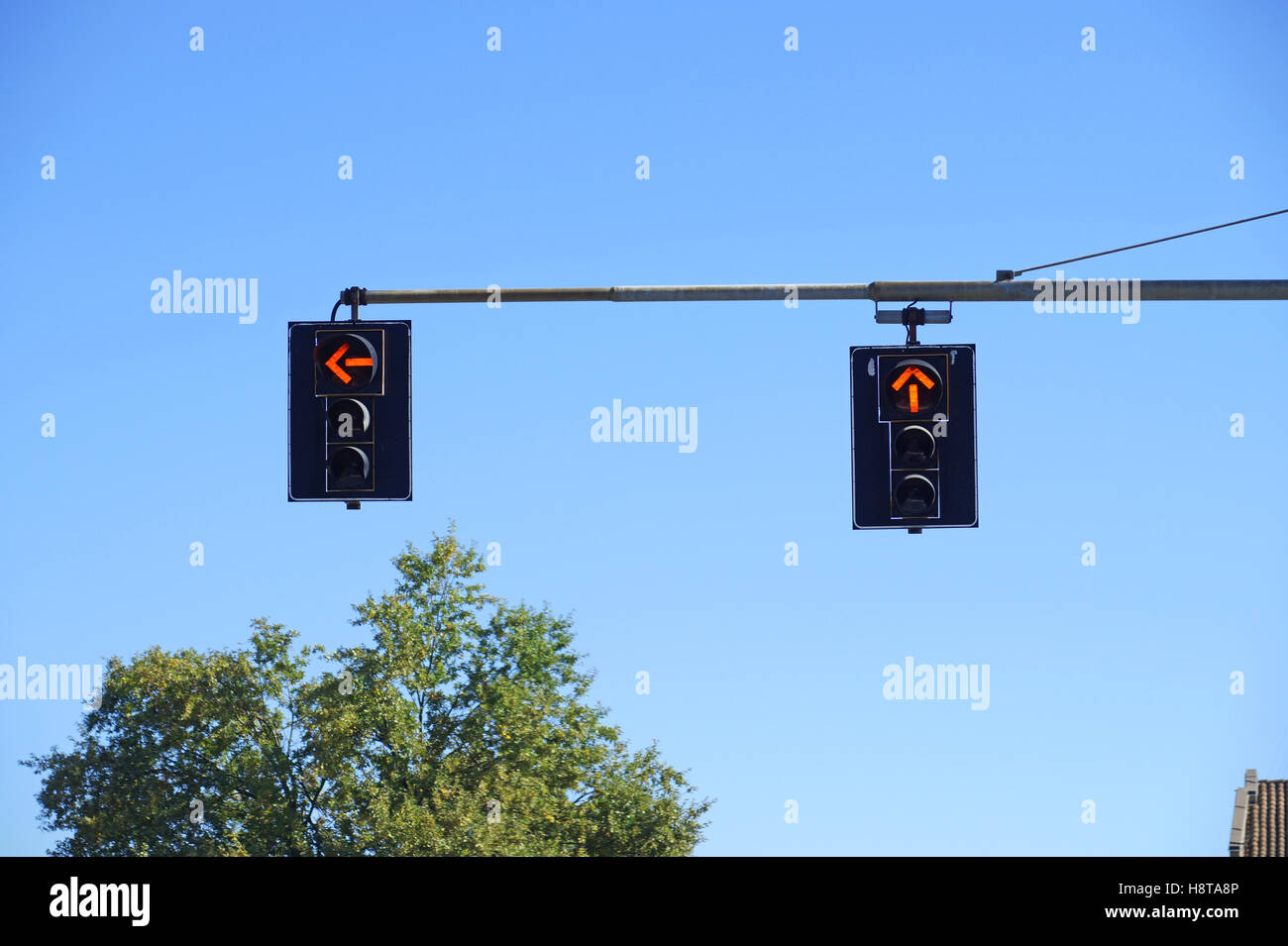Feu de circulation rouge couleur avec fond de ciel bleu Banque D'Images