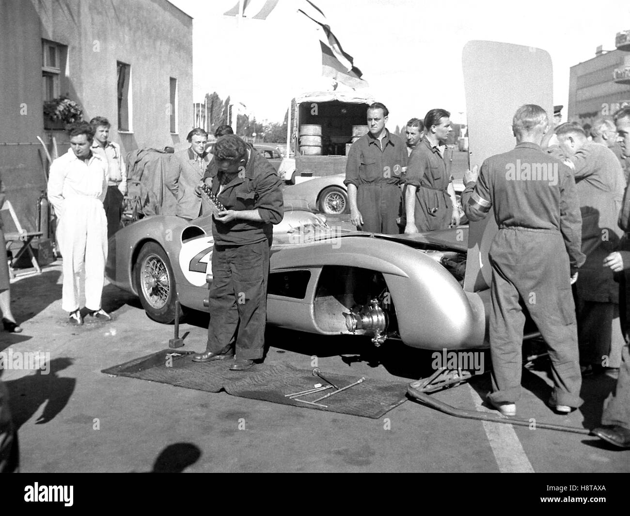 BERLIN 1954 LA MERCEDES GP FANGIO STROMLINIENWAGEN DÉPOUILLÉ PADDOCK Banque D'Images