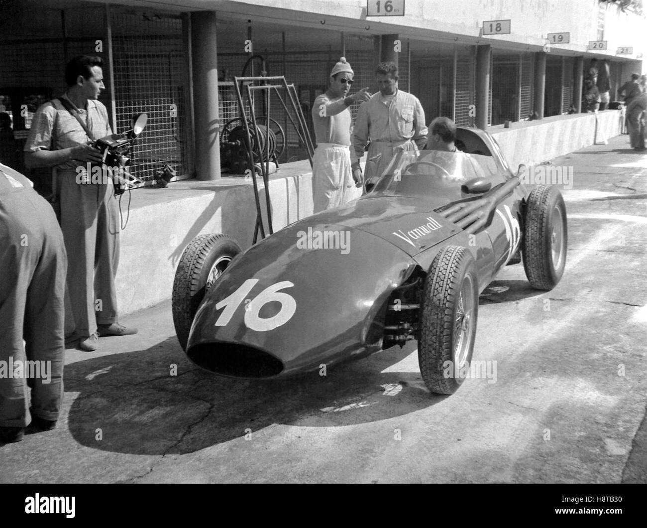 Grand Prix d'Italie 1956 VANWALL TRINTIGNANT STANDS Banque D'Images