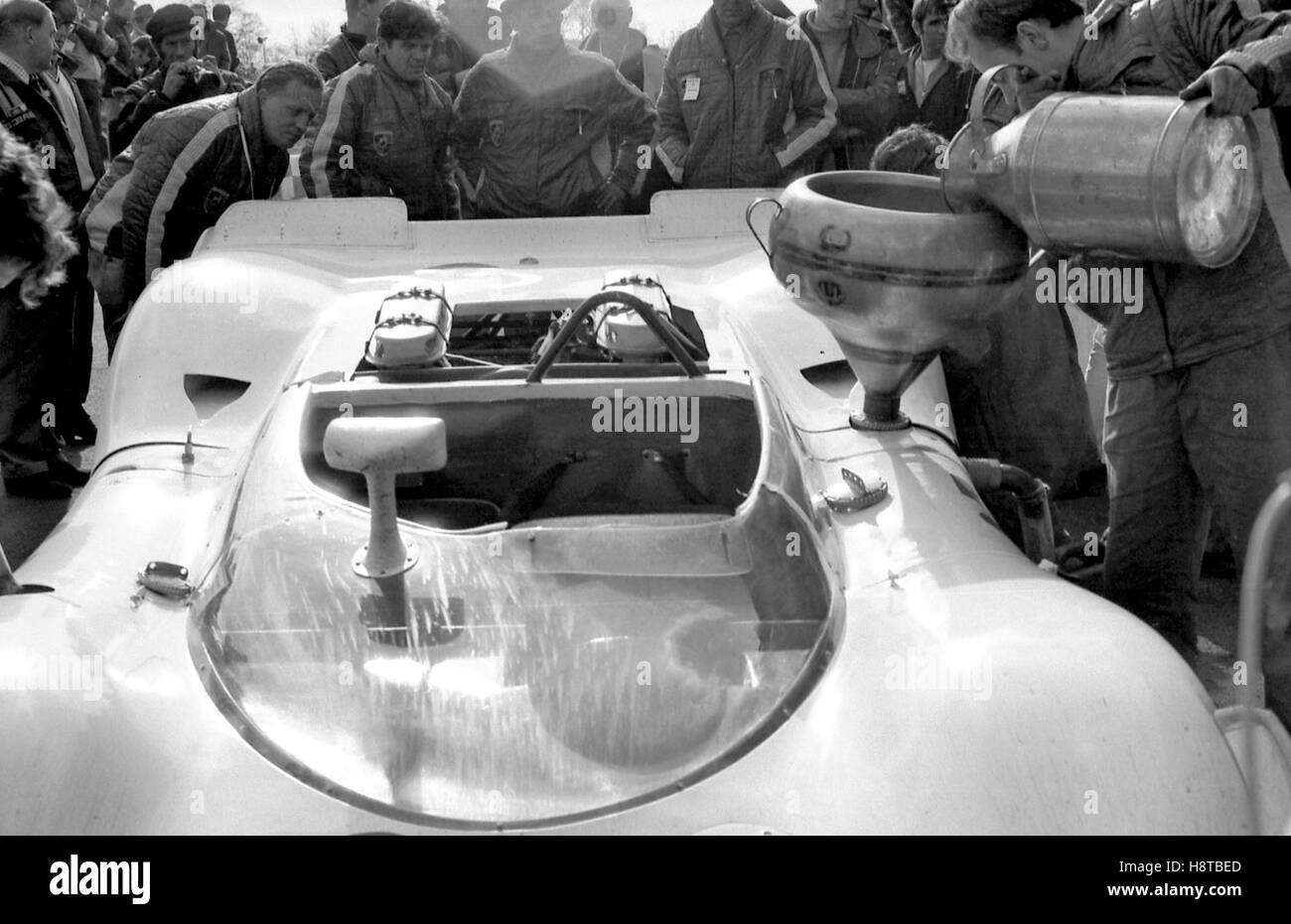 La BOAC 1969 1000 Porsche 908 MARQUES DR BOTT REFUEL Banque D'Images
