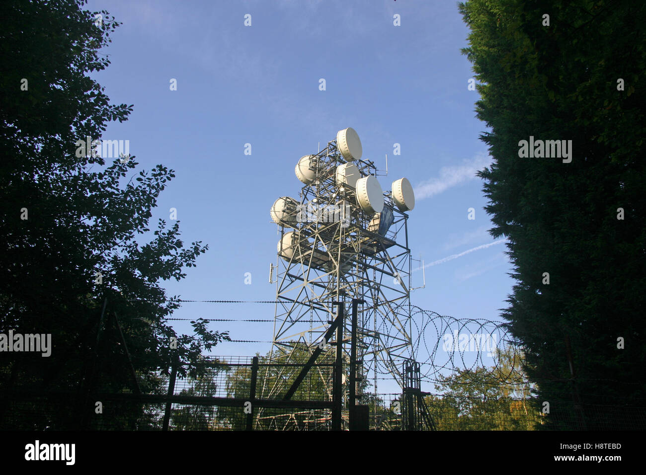 Mât en métal aux antennes et télécommunications plats Banque D'Images