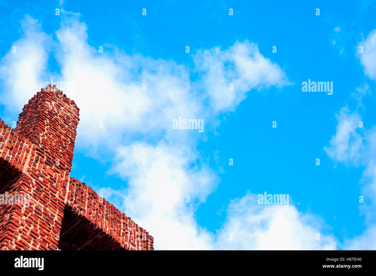 Serra Croix-rouge et ciel bleu avec des nuages. San Diego, Californie, États-Unis. Banque D'Images
