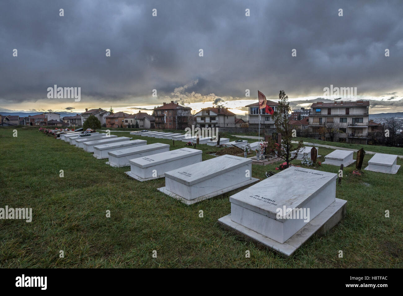 Tombes de l'Armée de libération du Kosovo (ALK, également connu sous le nom de combattants de l'UCK) tués dans le conflit du Kosovo en 1999 à Pristina, Kosovo Banque D'Images