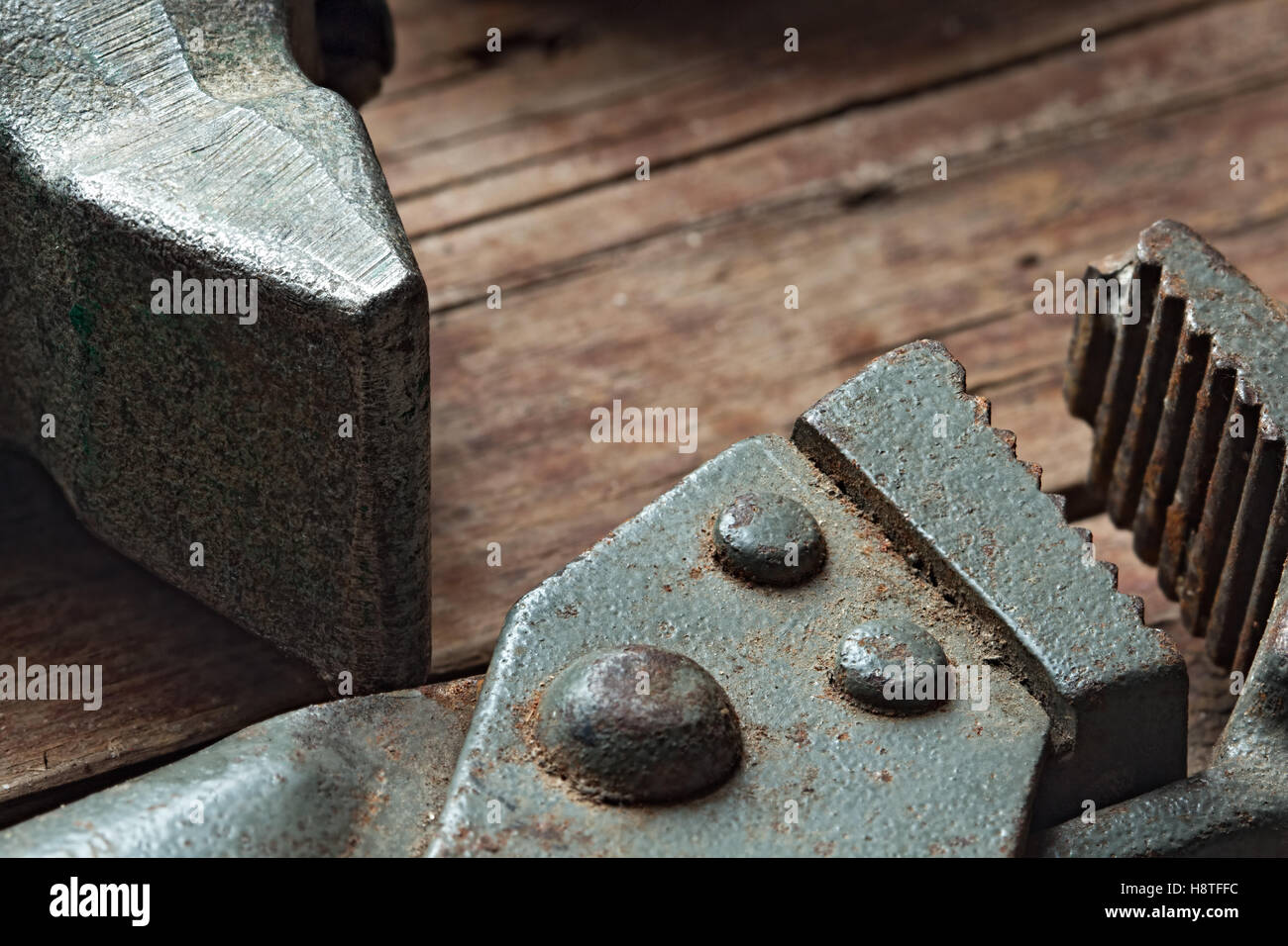 Clé ajustable et d'un marteau sur un fond de bois Banque D'Images