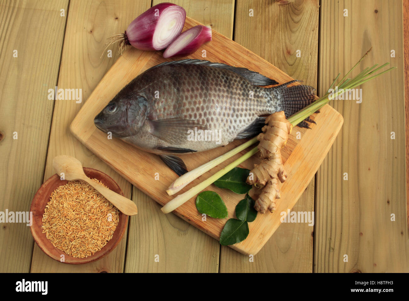 Ajo, salade de poissons ingrédients : poisson tilapia, les feuilles de combava, les oignons, le gingembre, la citronnelle, riz, Banque D'Images