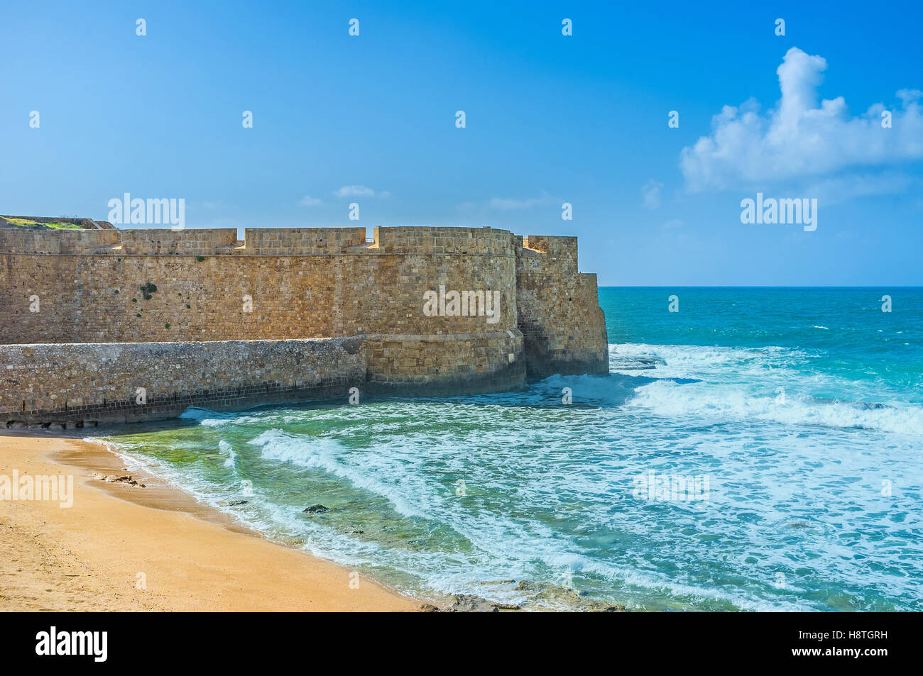 La plage de la ville située à côté de la mer, murs d'Akko, Israël. Banque D'Images