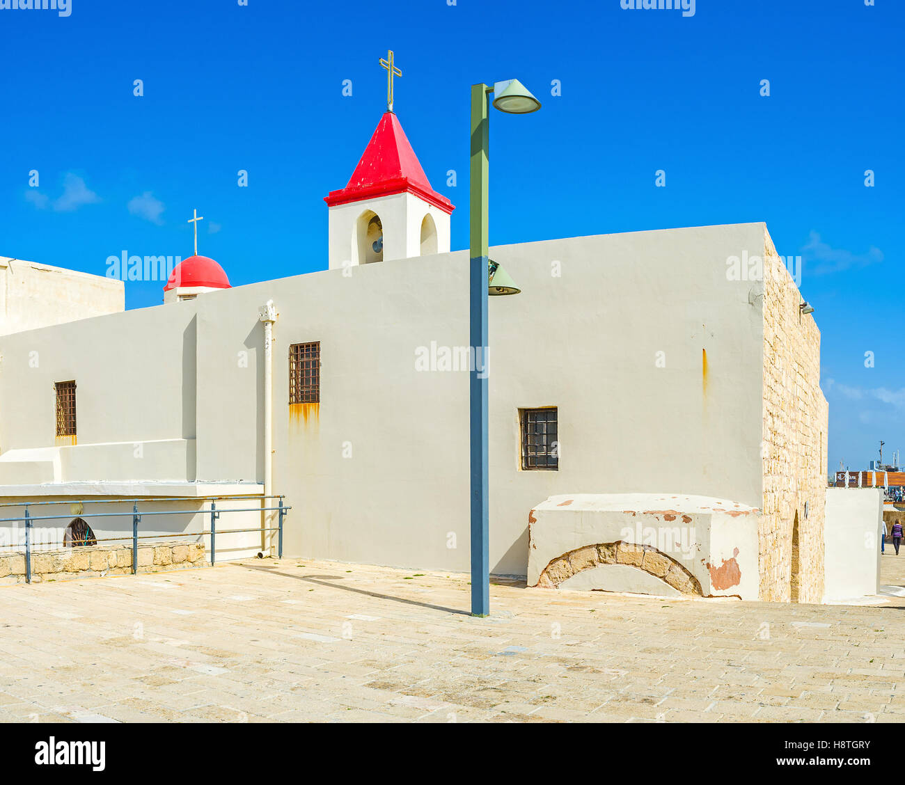 Les murs blancs et toit rouge de l'église Saint John's, situé sur la côte de l'ancienne Akko, Israël. Banque D'Images