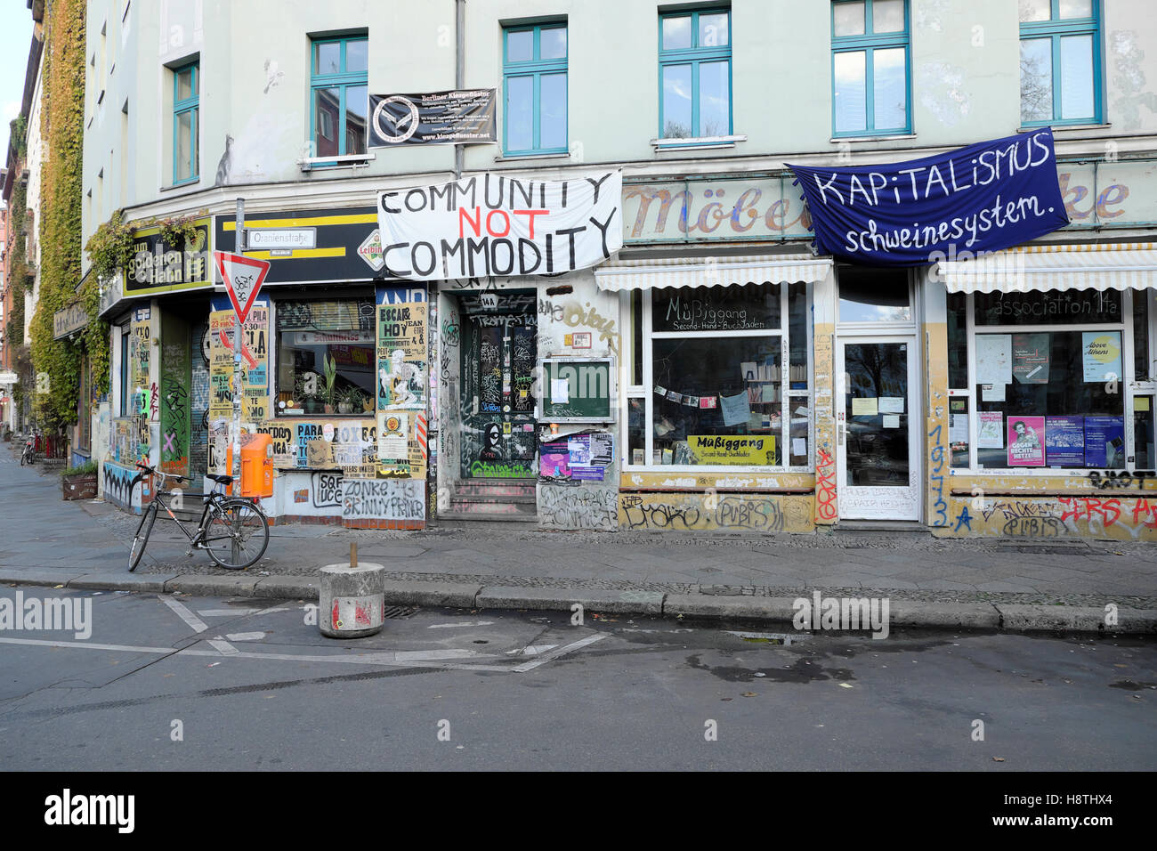 Politique de lutte contre le capitalisme en dehors des bannières boutiques sur Oranienstraße dans Kreuzberg, Berlin, Allemagne KATHY DEWITT Banque D'Images