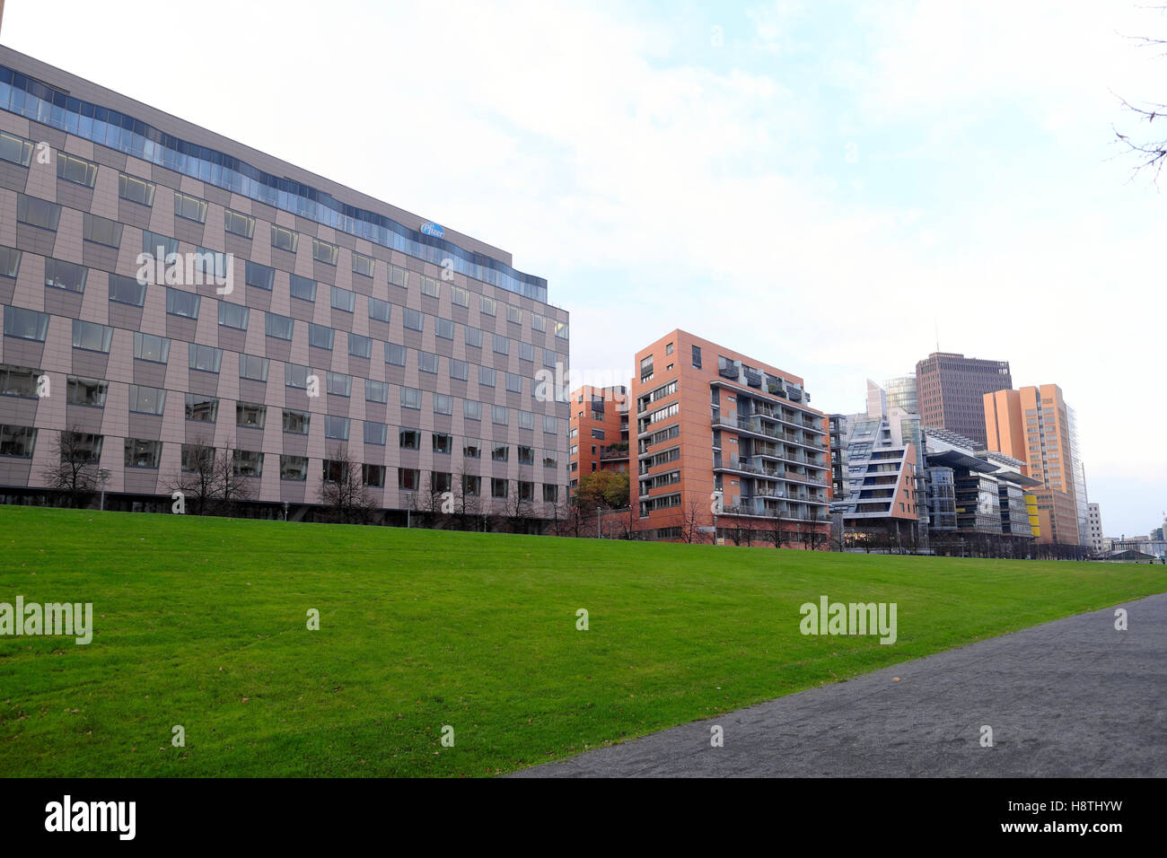 Tilla Durieux Park avec Pfizer immeuble de bureaux sur la gauche et les bâtiments modernes de la Potsdamer Platz à Mitte, Berlin, Allemagne, UNION EUROPÉENNE KATHY DEWITT Banque D'Images