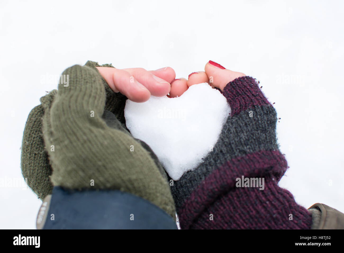 Des couples mains tenant une boule en forme de coeur Banque D'Images