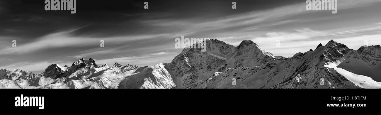 Panorama noir et blanc de l'hiver les montagnes. Montagnes du Caucase. Voir à partir de la pente de ski mt. L'elbrous. Banque D'Images