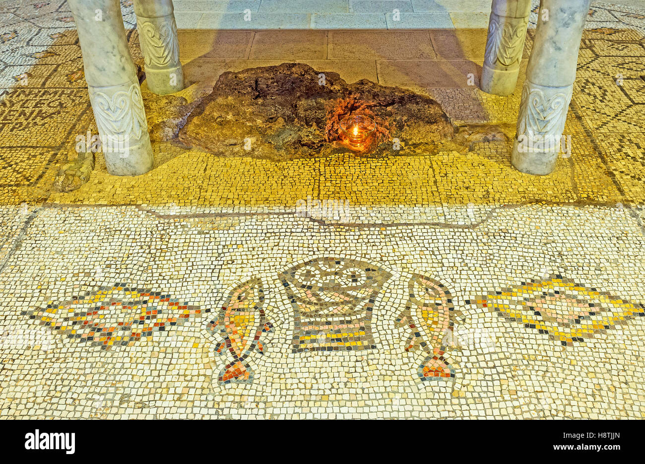 Le sol en mosaïque de l'église de multiplication, illustre les poissons et panier avec pains, dont Jésus a nourri cinq mille personnes Banque D'Images