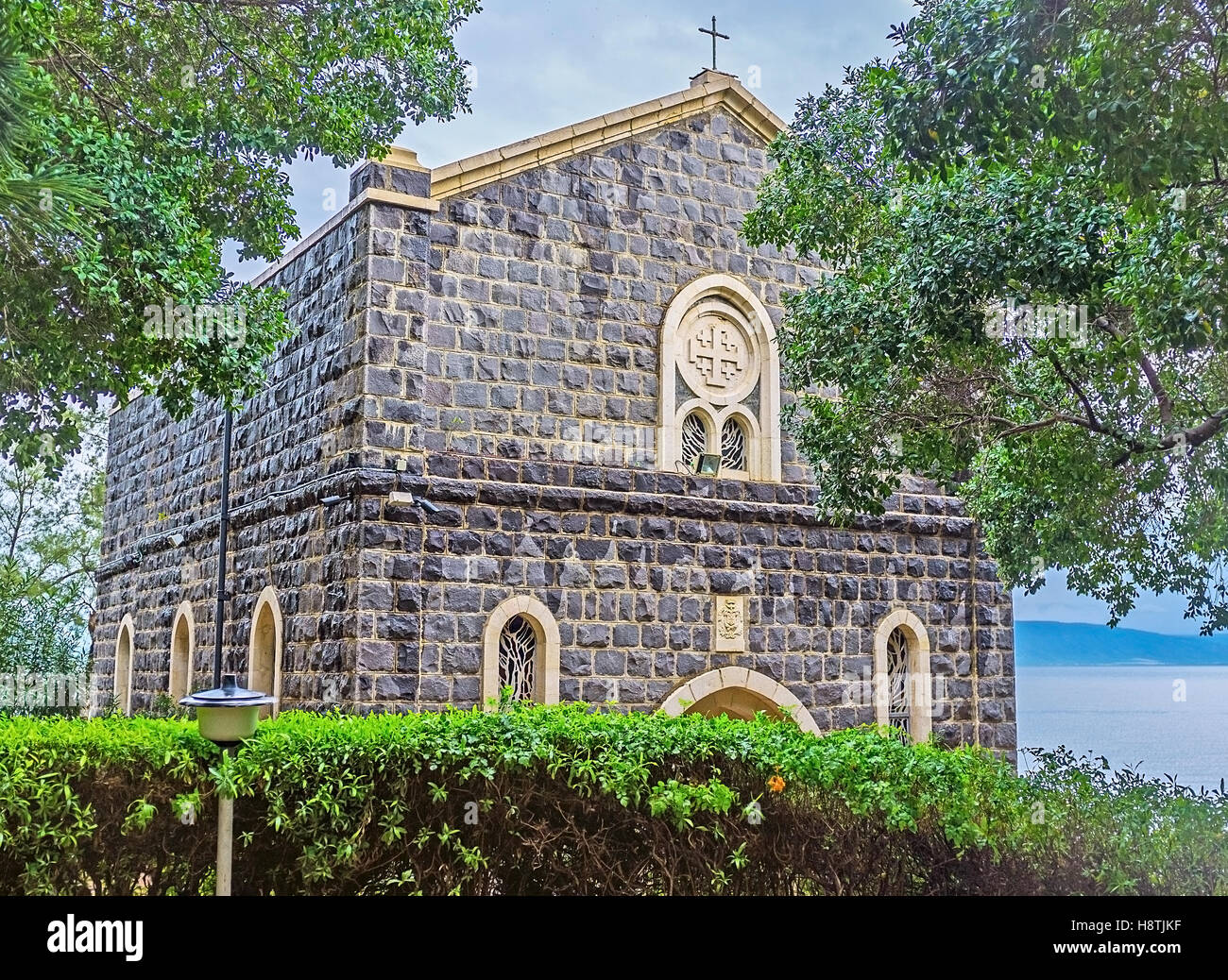 L'église de la primauté de Saint Pierre, situé dans un jardin ombragé au bord de lac Kinneret, également connu sous le nom de mer de Galilée Banque D'Images