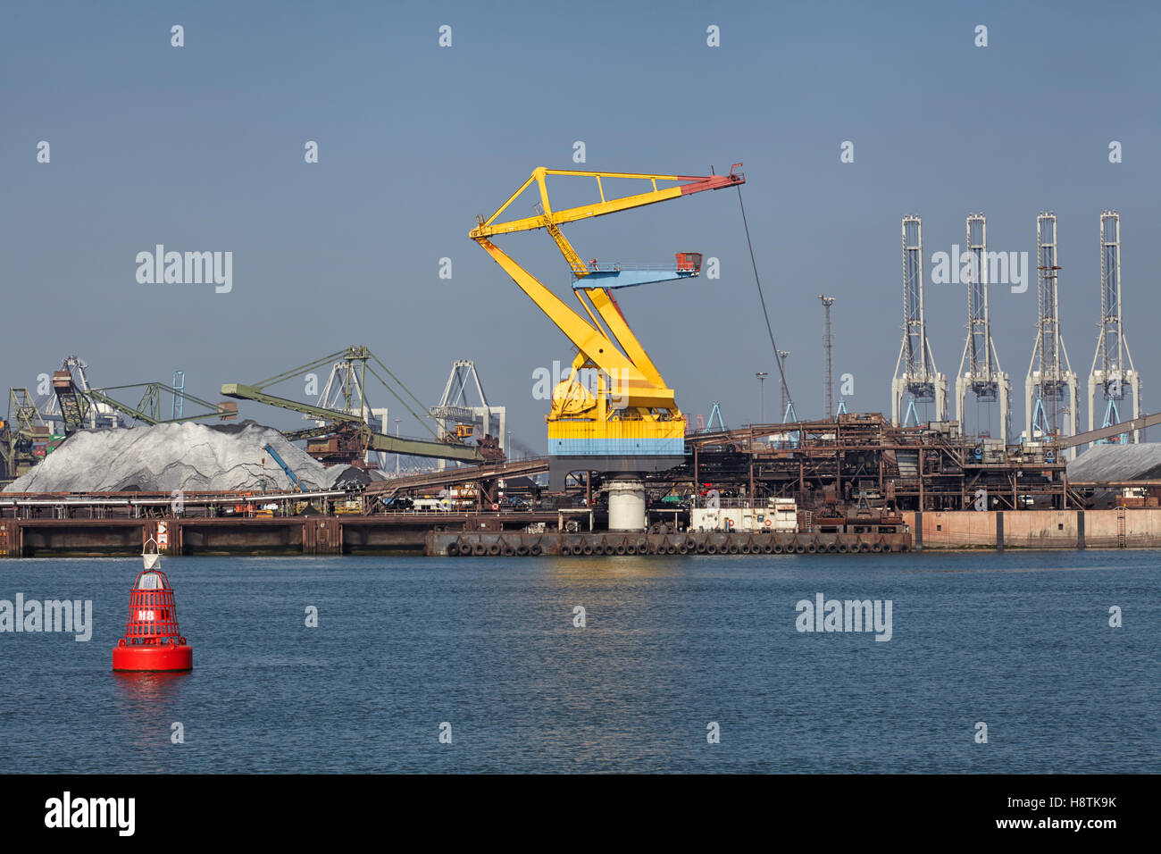 Fret Port grue et sable sur fond de ciel bleu. Port de Rotterdam. Banque D'Images