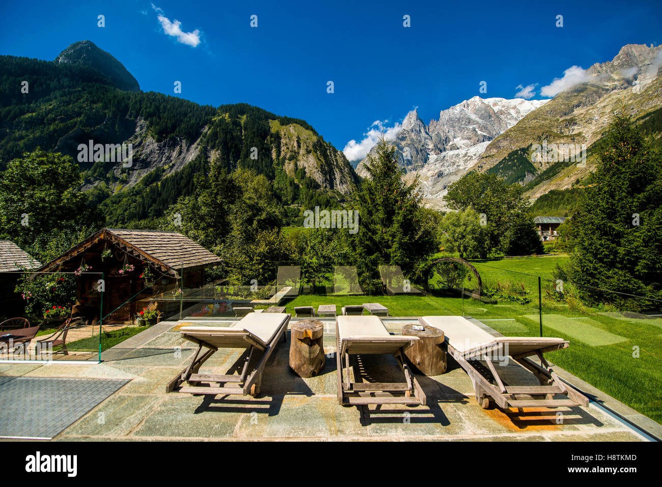 Vision sur Glacier Brenva et Veny valley à partir de la terrasse et jardins de l'Auberge de la maison, d'Entreves, Courmayeur. Banque D'Images