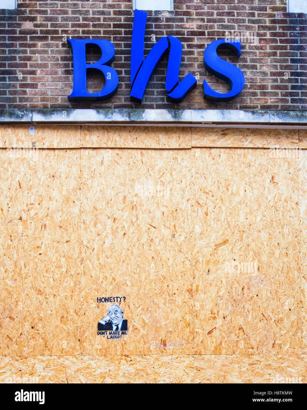 La BHS Accueil Magasins. Magasin fermé et barricadés. Stencil à bord - 'l'honnêteté, ne pas me faire rire' Banque D'Images