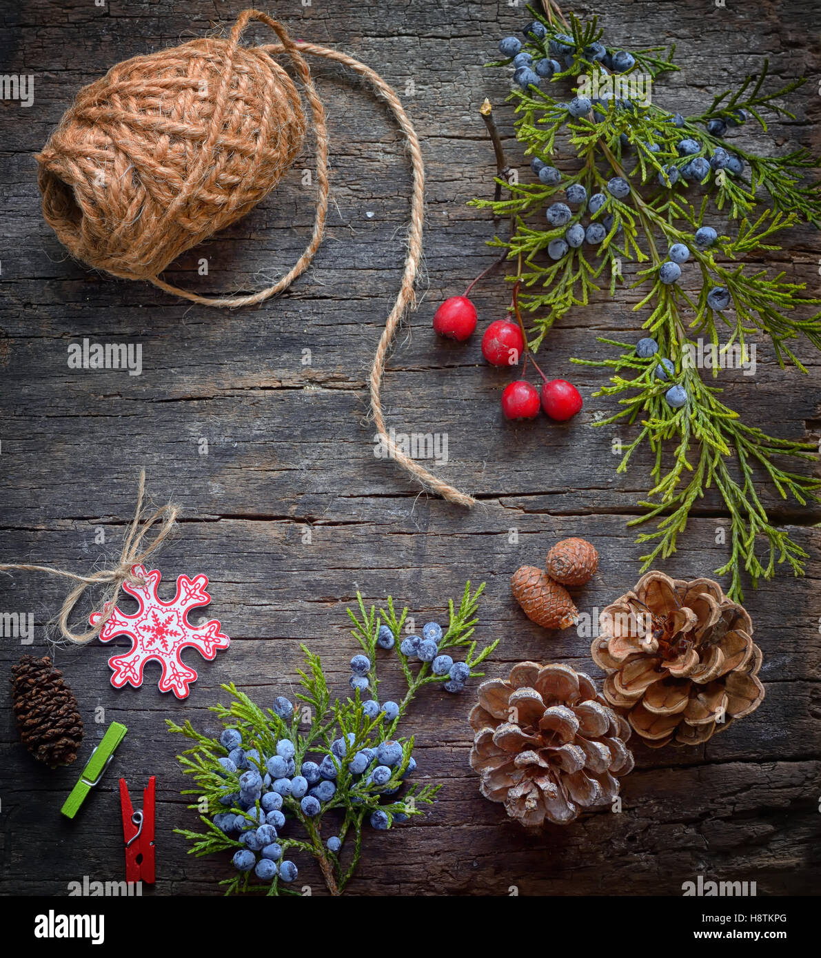Noël arrière-plan avec une corde, des branches, des pommes de pin decoration Banque D'Images