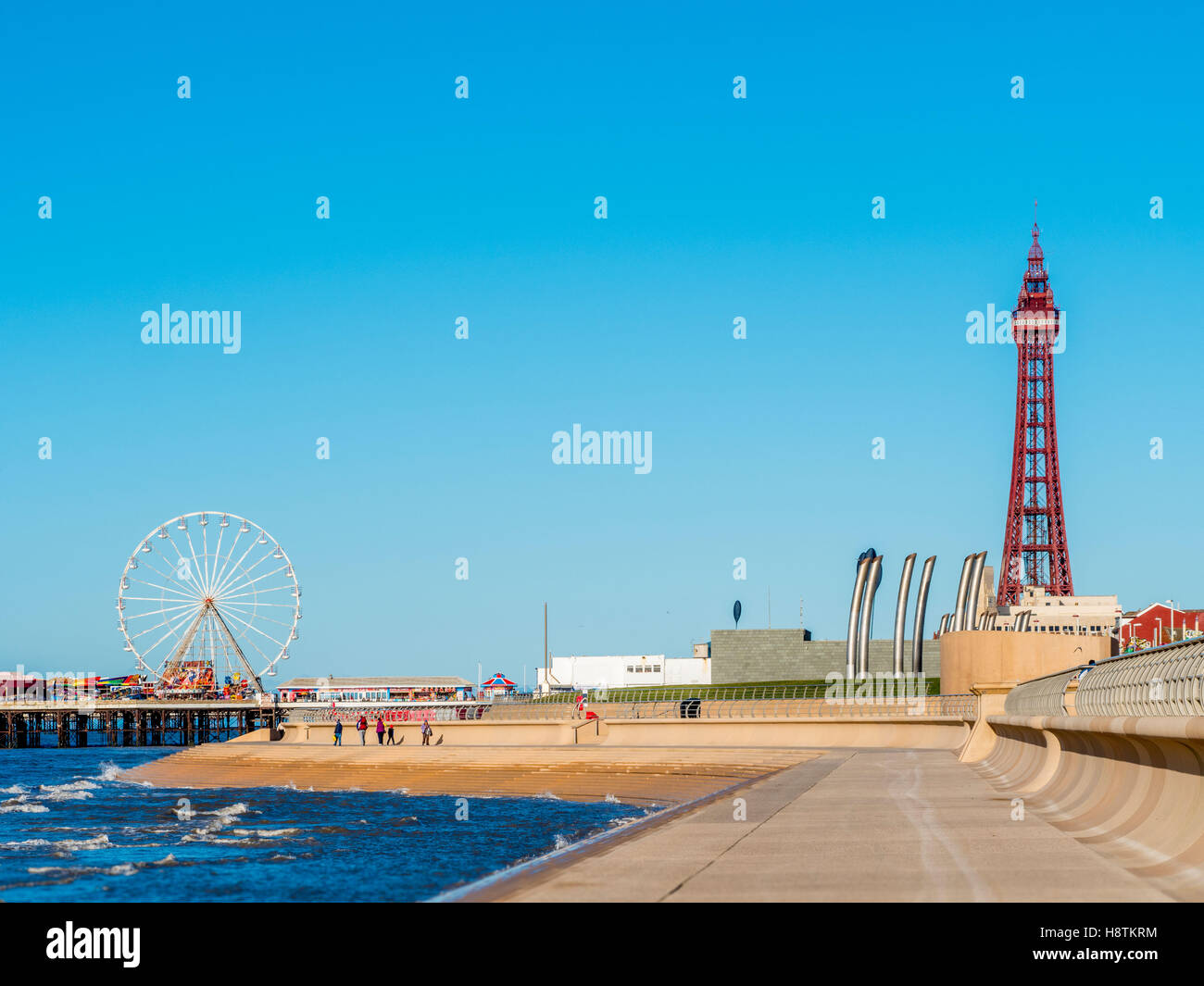 La tour de Blackpool et Central Pier, Blackpool, Lancashire, Royaume-Uni. Banque D'Images