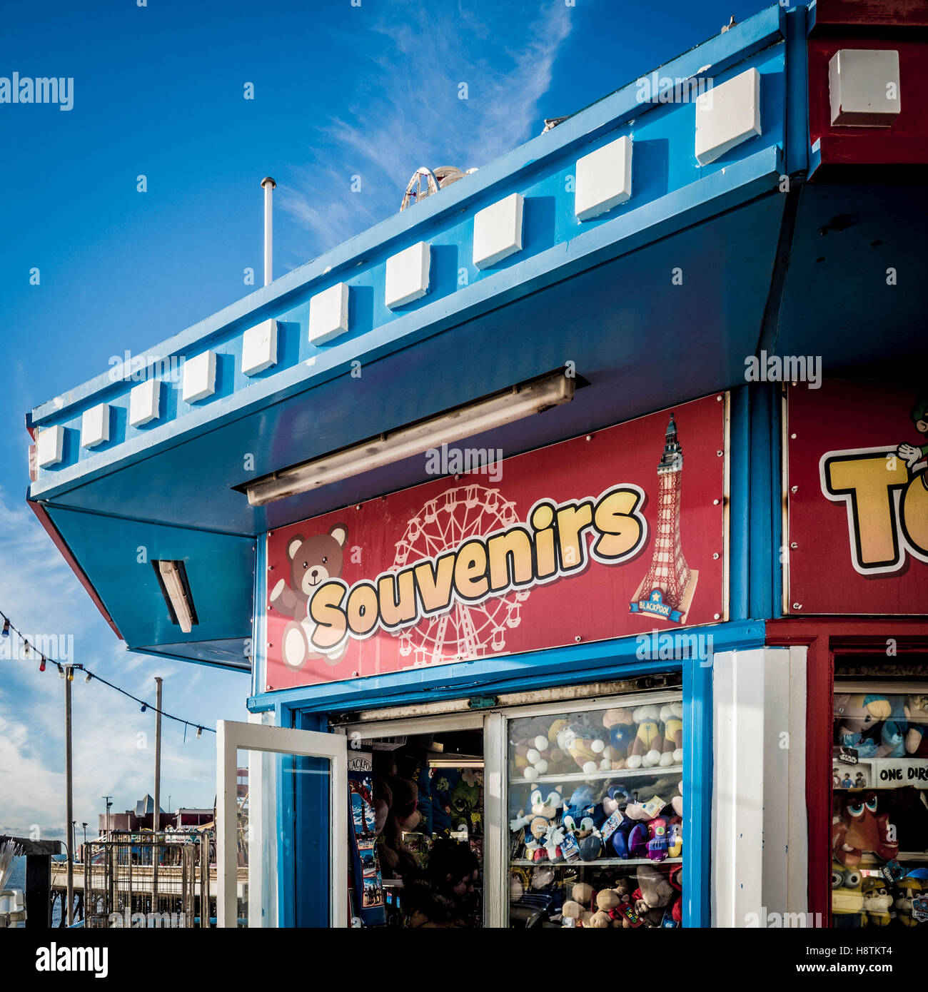 Souvenirs shop signe sur Central Pier, Blackpool, Lancashire, Royaume-Uni. Banque D'Images